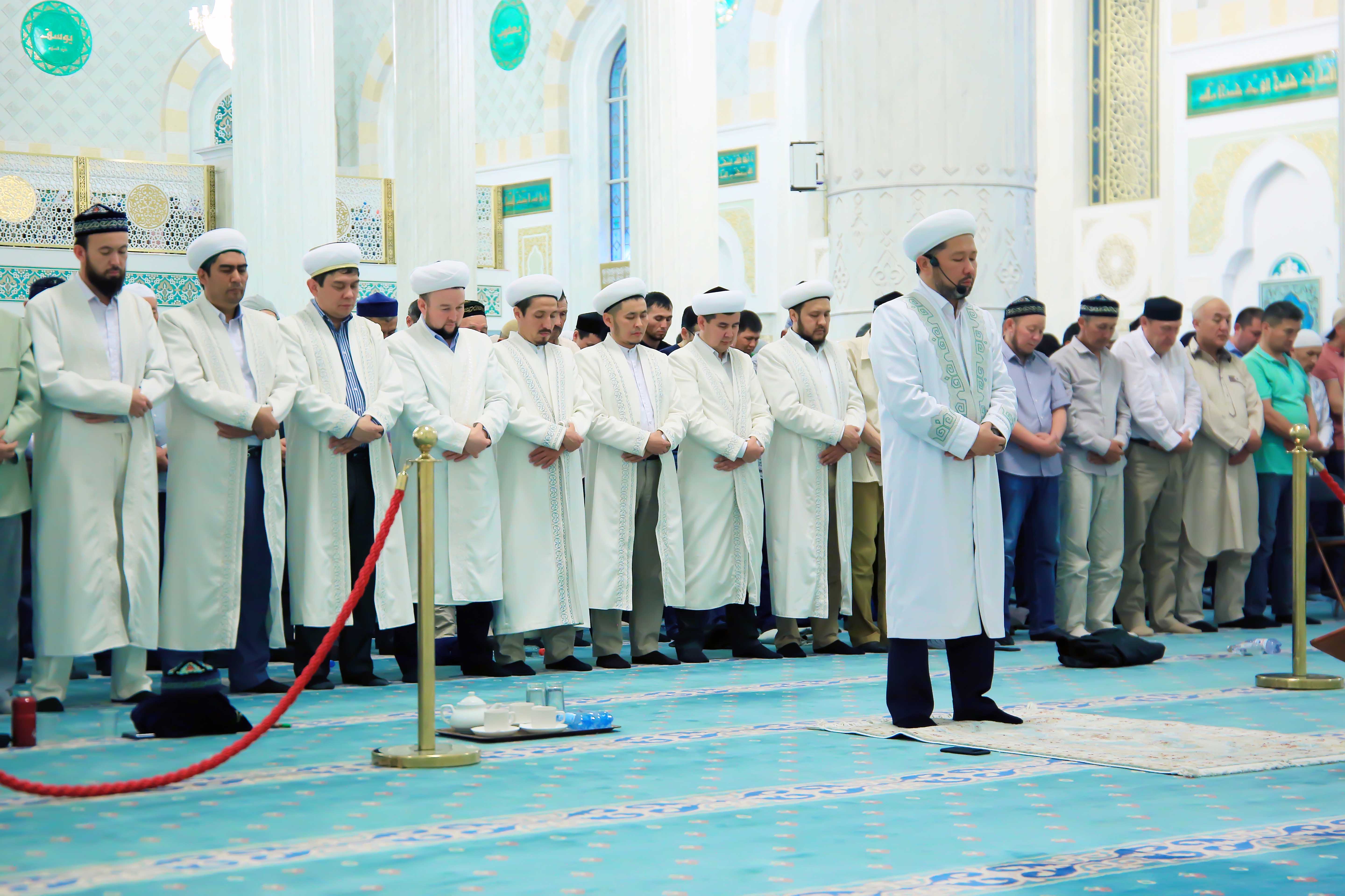 что читать на таравих намаз. таравих зикере. рамадан тасбих таравих. таравих намаз ханафитский. пятничный намаз в мечети.