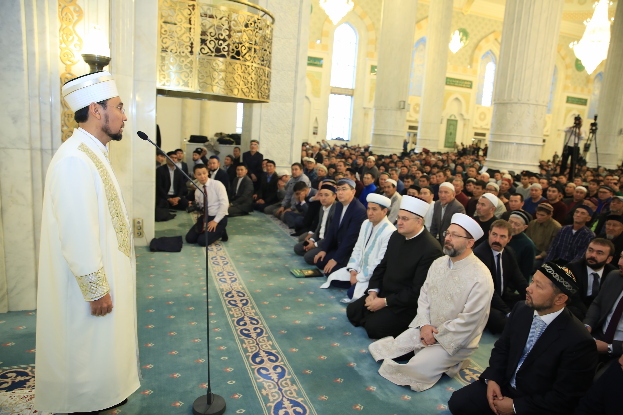 имам мулла хафиз. мечети службы ведет священнослужитель в исламе. мулла в мечети. молитва в мечети. священнослужители ислама.