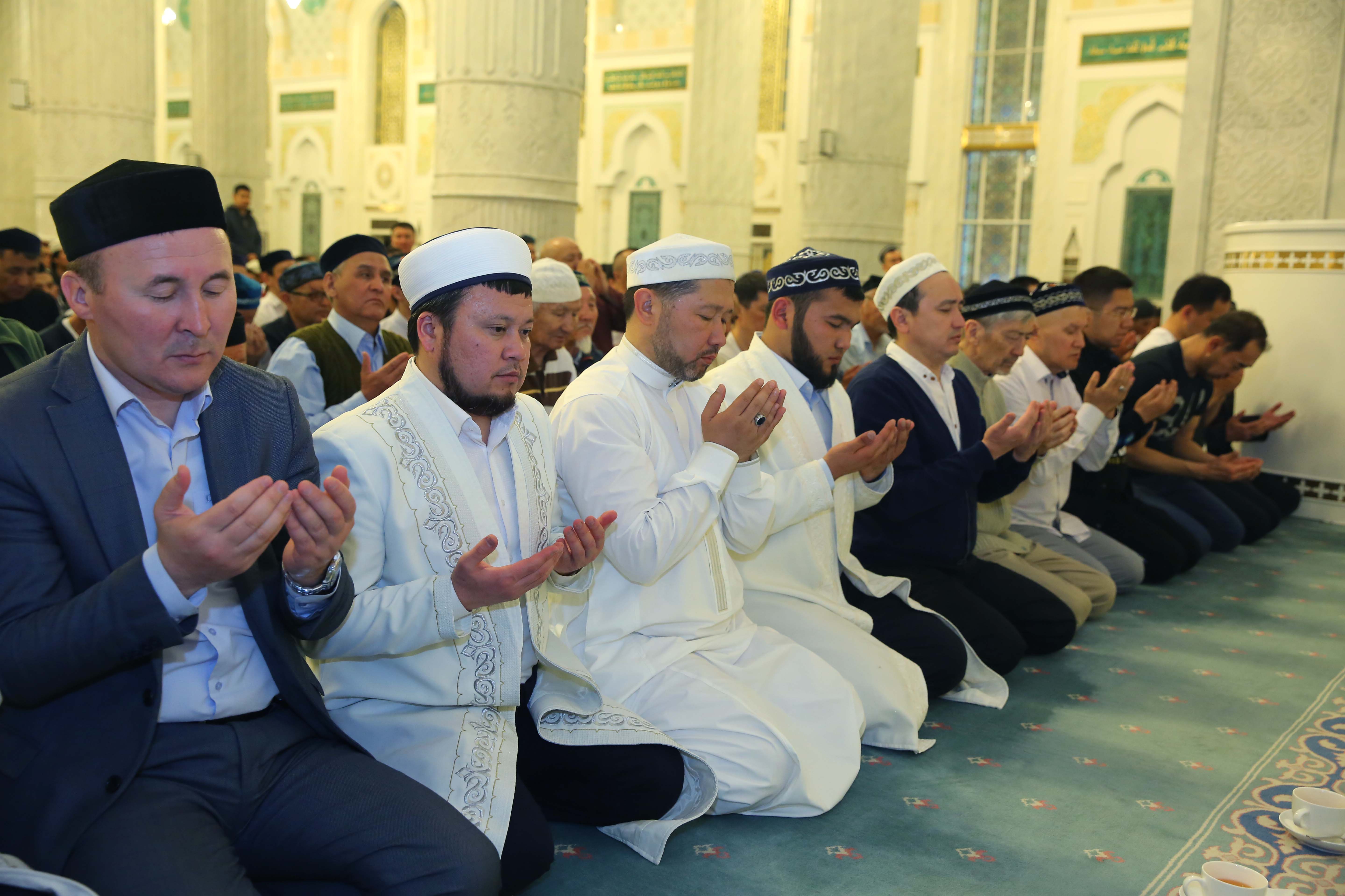 Намаз джамаатом имам. Молятся в мечети. Намаз в мечети. Мусульмане в мечети. Люди в мечети.